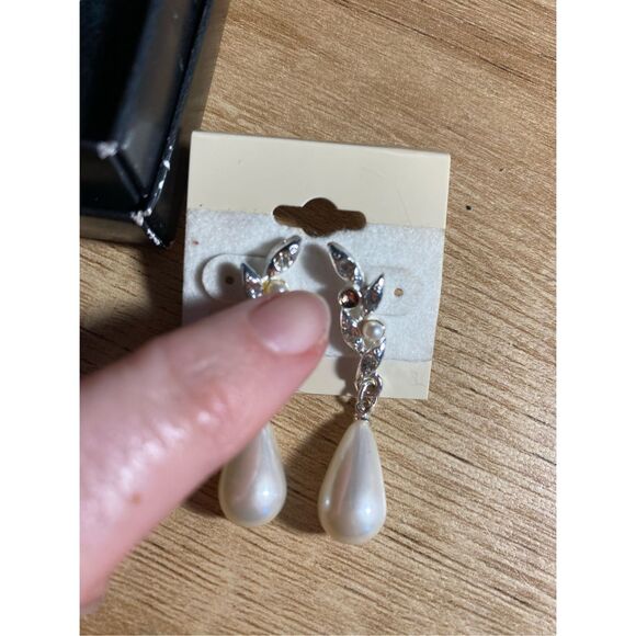 Pearl and Rhinestone Matching Necklace and Earrings (x2) Set - Picture 7 of 8